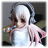 Super Sonico beim Zähneputzen