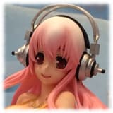 Super Sonico mit Schwimmreifen