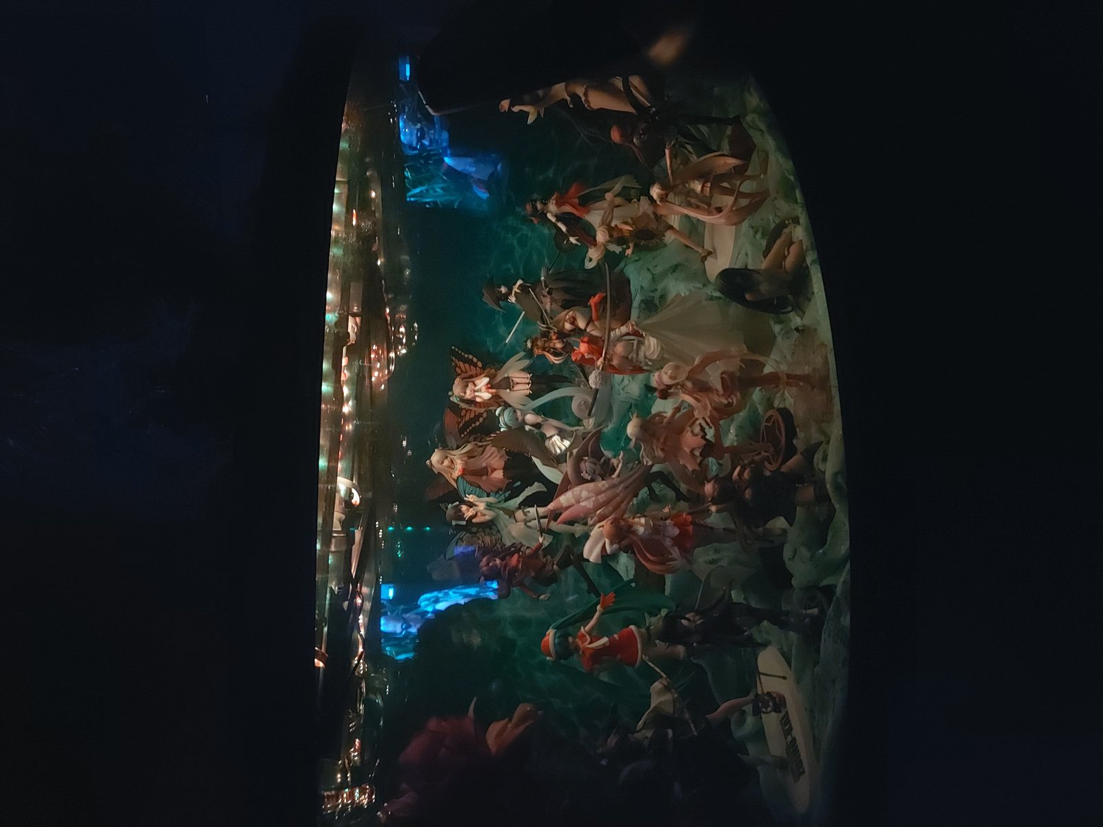 Und hier das komplette Aquarium beleuchtet natürlich kein Wasser drin.