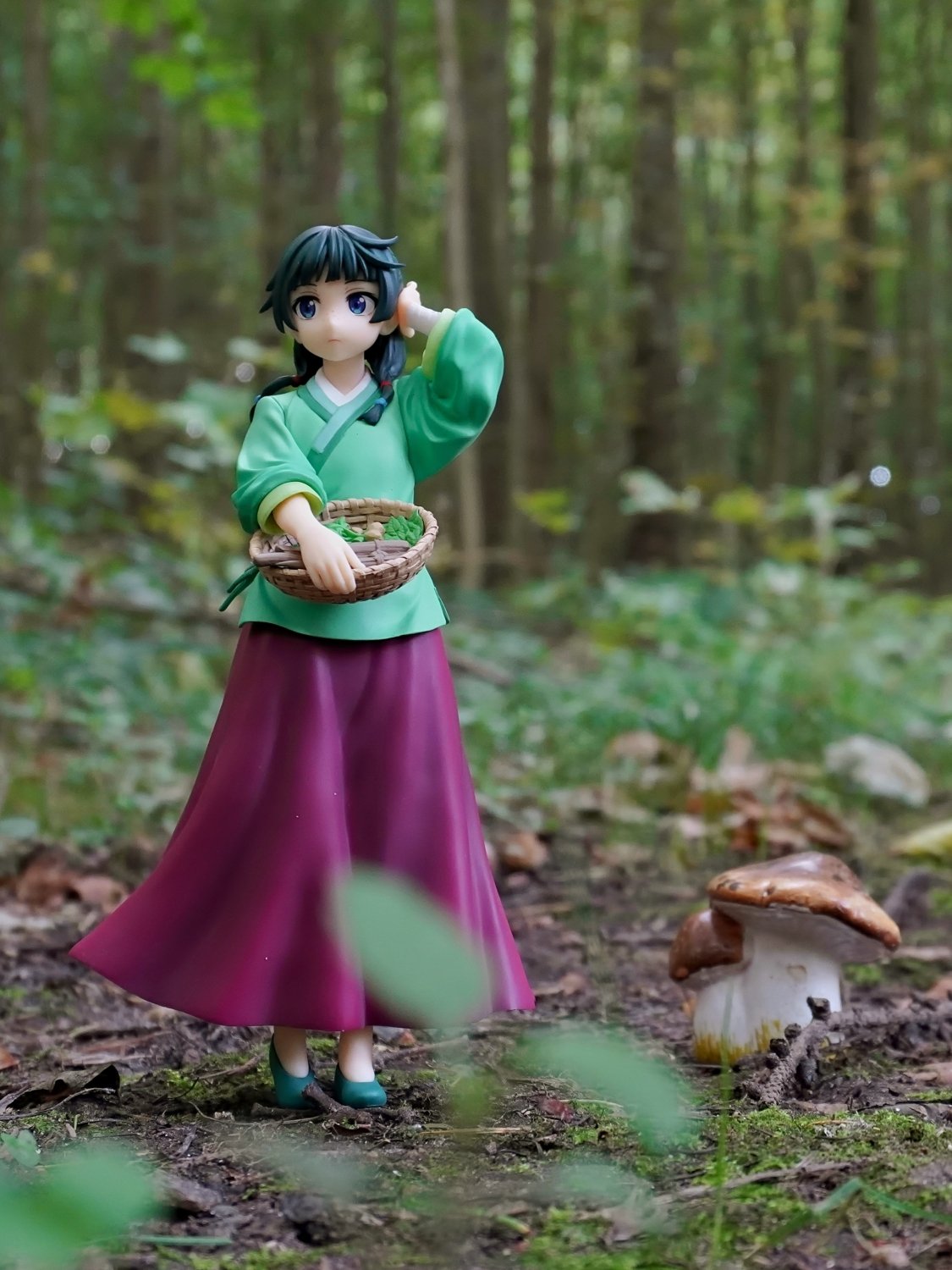 Maomao im Wald beim Kräuter sammeln.