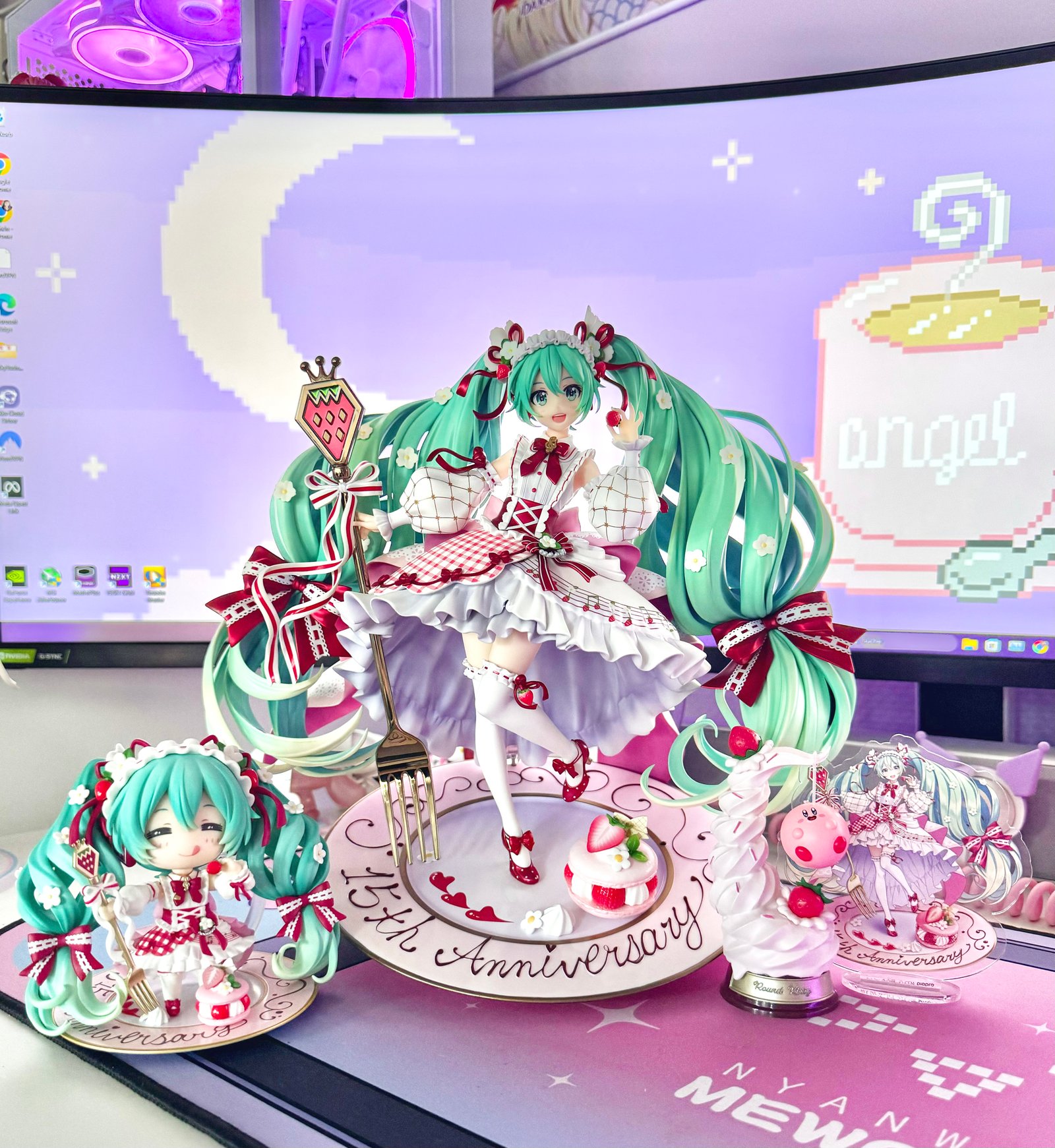 Strawberry Mikus <3