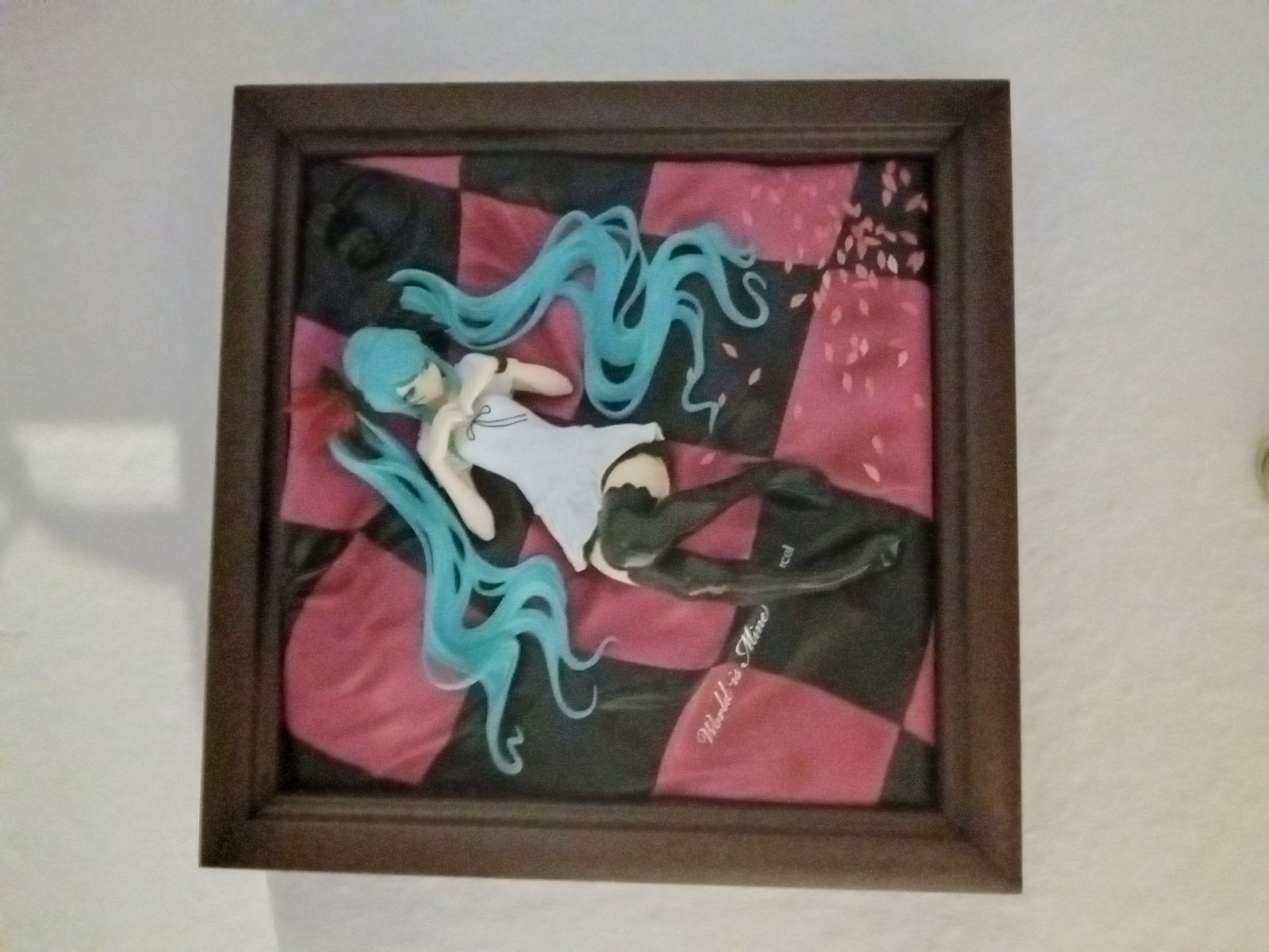 Ein Schmuckstück an der Wand