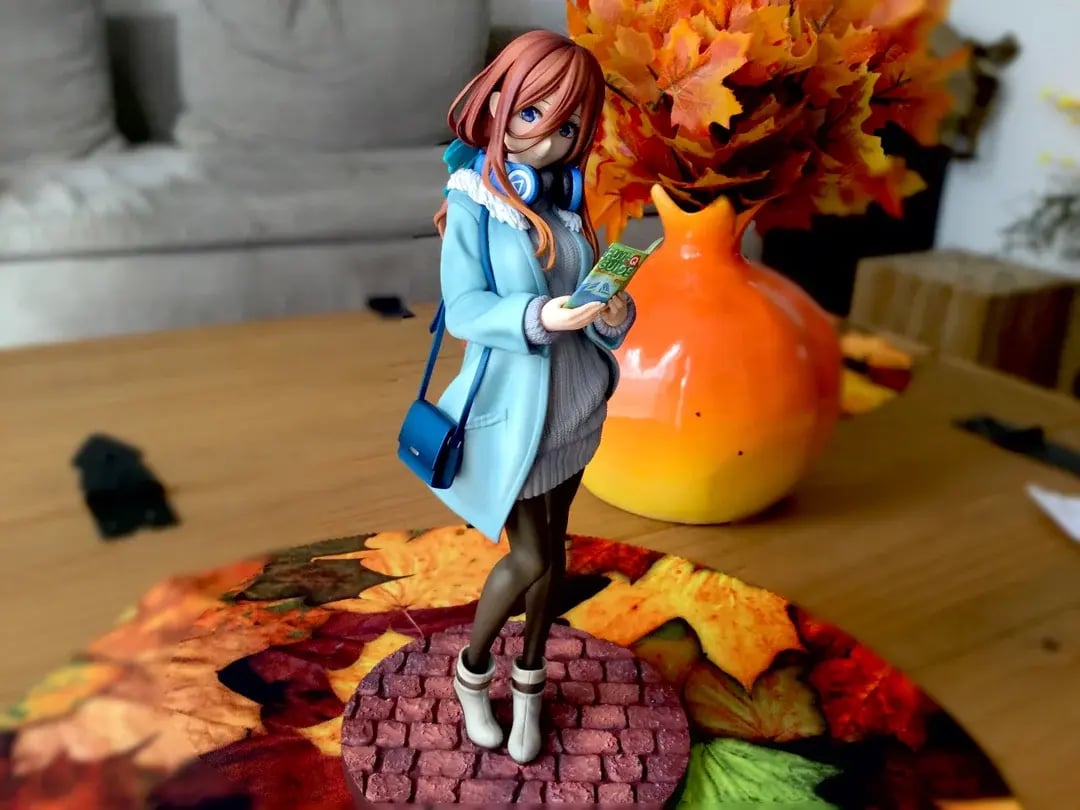 Miku Nakano mit Herbstdeko 