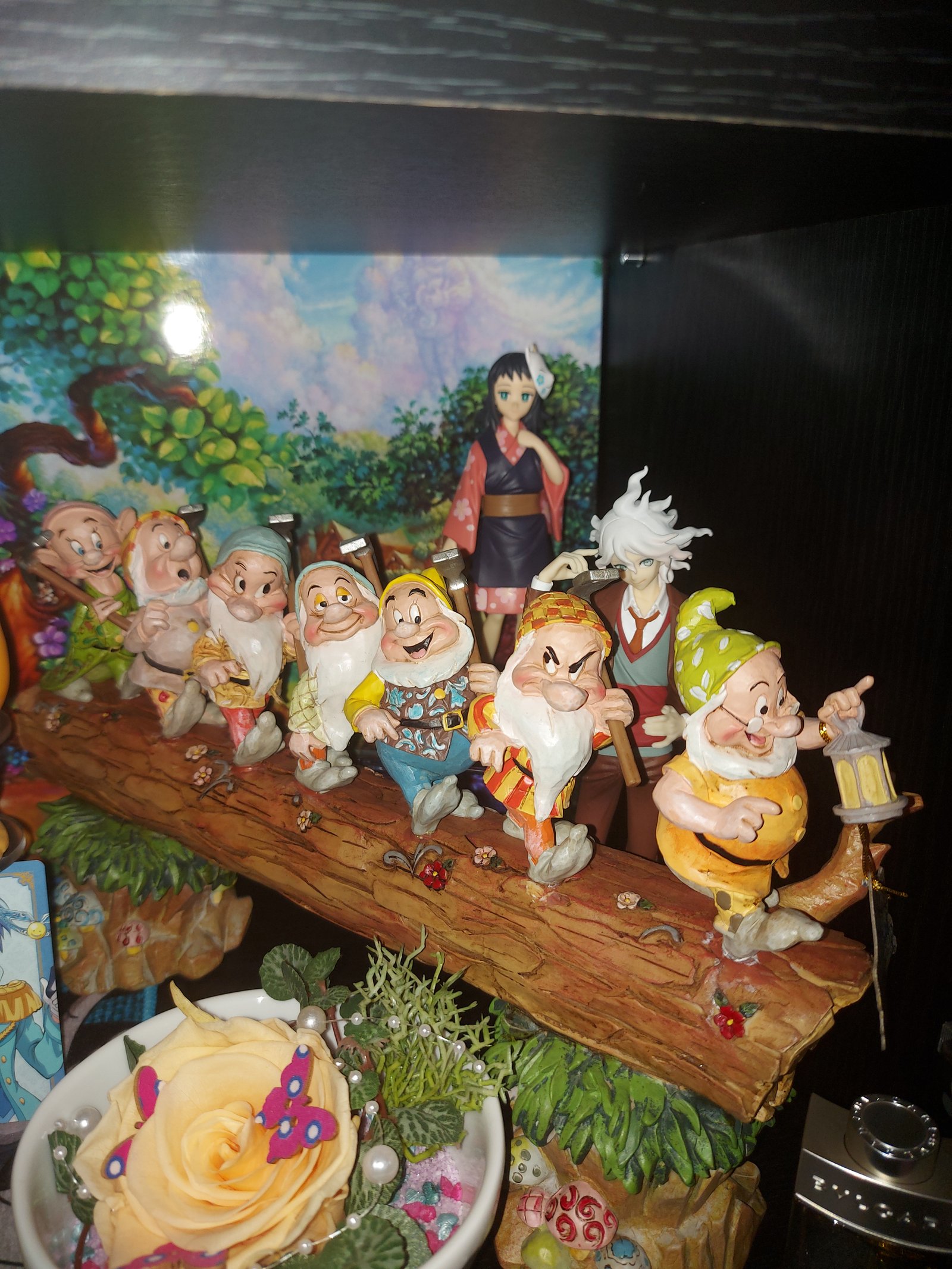 Makamo macht einen Besuch bei den 7 Zwergen.