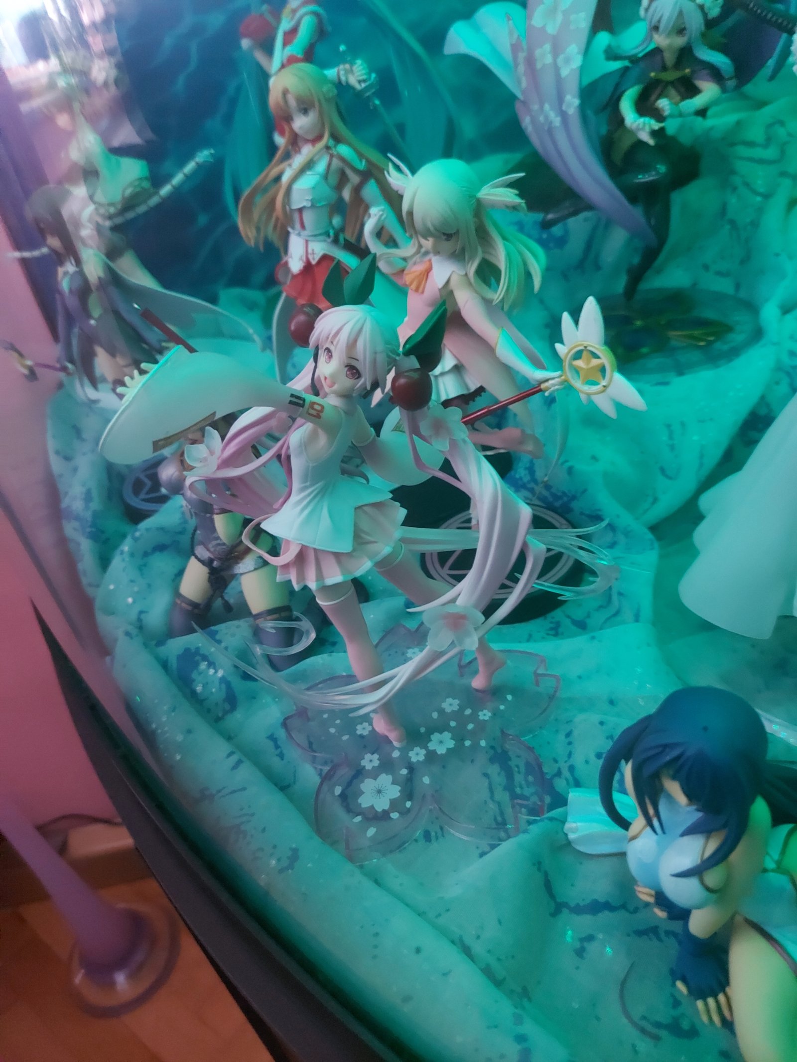 Miku im Aquarium mit Beleuchtung.