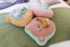 Bär Nomo - mymochi - Plüsch (mit Croissant) (33cm)  (1)