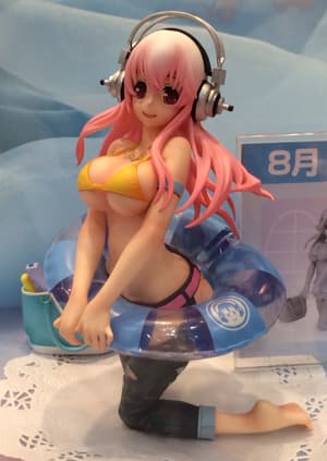 Super Sonico mit Schwimmreifen - 2