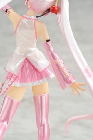 Sakura Miku mit Figure Japan Magazin - 10