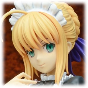 Saber Maid auf der Treppe