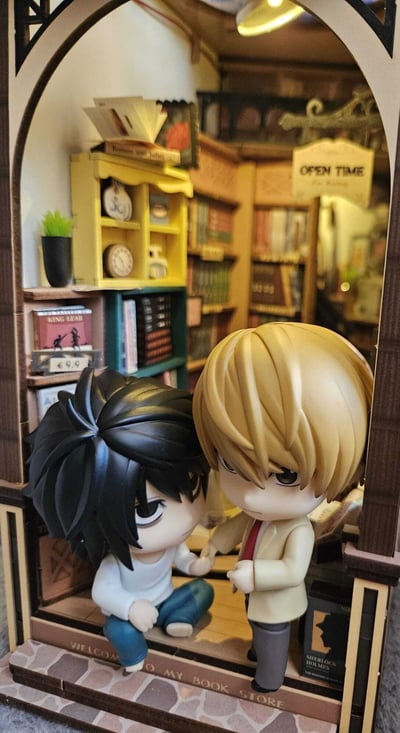 L und Light in der Bibliothek · Nendoroid 1200 - L (Death Note) Version 2.0 – Re-Release