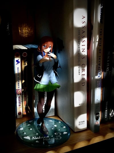 Miku Nakano im Bücherregal  · Miku Nakano - Uniform Version - Coreful Figure - Taito