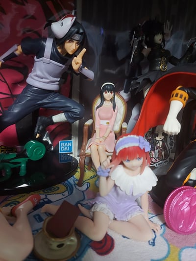 Yor mit ihrem besten Kollegen Itachi