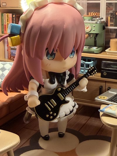 Bocchi am Üben · Nendoroid 2737 Hitori Gotoh - Maid (Basic)