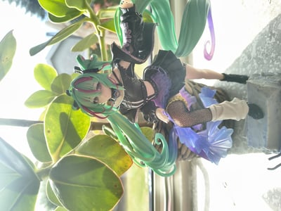 Miku sieht inmitten der Blätter absolut fantastisch aus! · Hatsune Miku - Punk! -  Figurizm Alpha - Sega