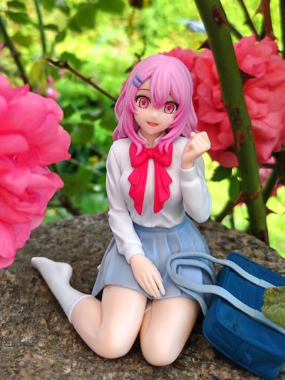 Minami in flower bush · Minami Kotobuki (Relax Time) - Oshi no Ko - Banpresto