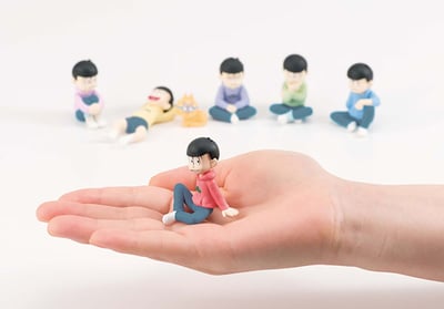 Osomatsu-san - Palmate Mini-Figuren Set - We are Family! (7 Figuren mit Tisch und Hintergrund) - 2