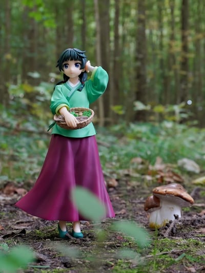 Maomao im Wald beim Kräuter sammeln.