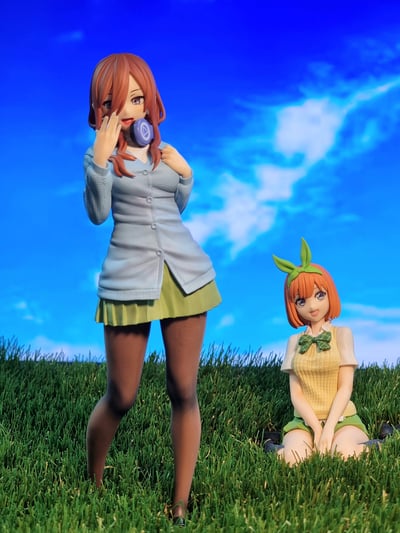 Miku und Yotsuba genießen das schöne Wetter · Miku Nakano - Luminasta - Sega