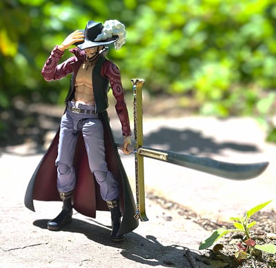 The World's Greatest Swordsman — Dracule Mihawk - Variable Action Heroes - Megahouse