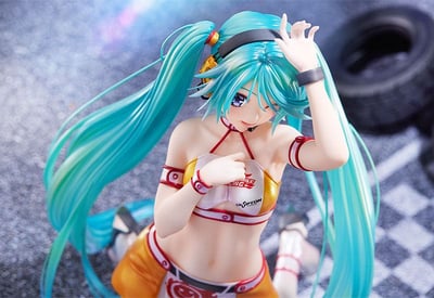 Hatsune Miku - Racing 2010 - Kentaro Yabuki Art - Max Factory (5).jpg