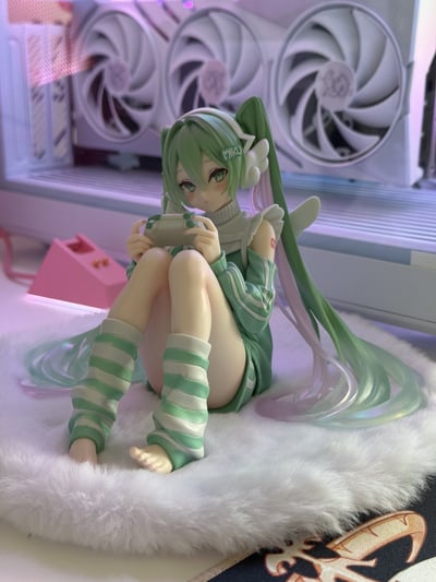 Hatsune Miku enjoys a good game! · Hatsune Miku - Holiday Memories-Game - Banpresto