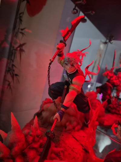 Tengen In meiner Vitrine, kam super an sieht super stark aus! 🥰 · Tengen Uzui - Statue Demon Slayer: Kimetsu no Yaiba (Aniplex / Revolve, 28 cm)