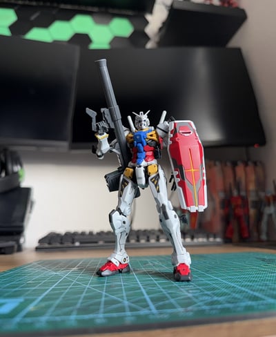 Ein sehr cooles und dennoch etwas interessant Design von einem Gundam  · RX-78-02 White Gundam - 1/144 High Grade - Mobile Suit Gundam - Bandai Spirits