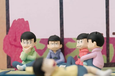 Osomatsu-san - Palmate Mini-Figuren Set - We are Family! (7 Figuren mit Tisch und Hintergrund) - 3
