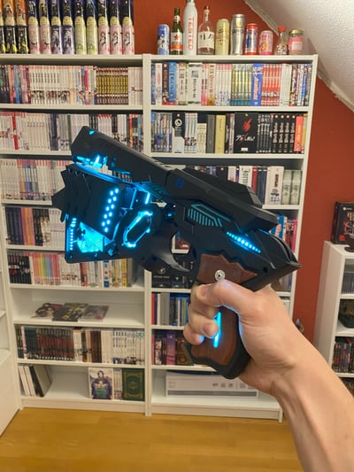 DOMINATOR Special Edition mit Holzgriff – Psycho Pass Replica