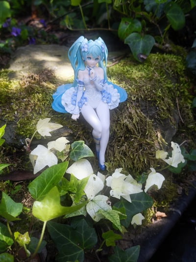 Pause am Teich 🌱✨ — Hatsune Miku - Blue - Flower Fairy Nemophila - Noodle Stopper - Furyu