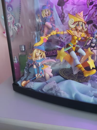 Magier Mädchen mit weiteren Magier Mädchen. · Schwarzes Magiermädchen (Black Magician Girl) ARTFX J Neuauflage – Yu-Gi-Oh! Figur von Kotobukiya