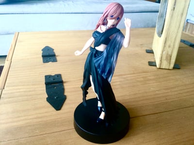 Miku Nakano im eleganten Kleid