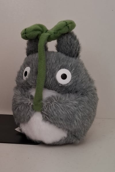 Totoro Plüsch  · Totoro mit Blatt - gefüllter Plüschie / Plüschfigur - Mein Nachbar Totoro