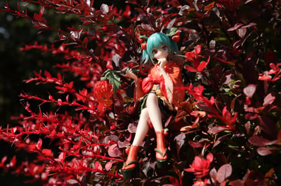 Miku in all red · Hatsune Miku - Flower Fairy Winter Cherry - Noodle Stopper - Furyu