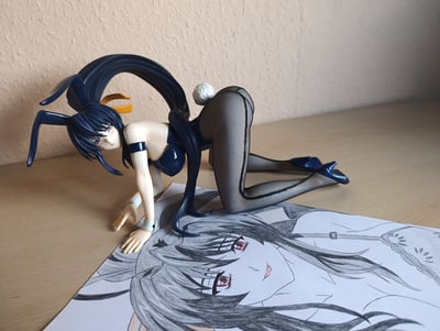 Akeno and a drawing of herself  · Akeno Himejima - Bunny Version - Réédition | Figurine 1/4 High School DxD