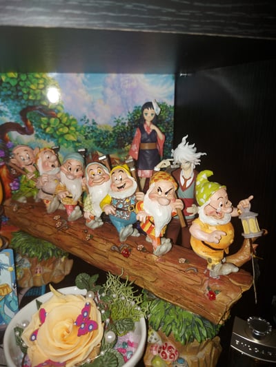 Makamo macht einen Besuch bei den 7 Zwergen.