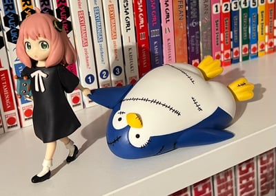 Anya mit Pinguin