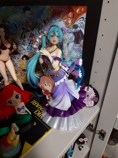 Es ist die andere Farbversion die mit Lila anstatt blau. · Hatsune Miku – Mermaid Ver. – Atiki Artist Masterpiece (Taito, Re-Release)