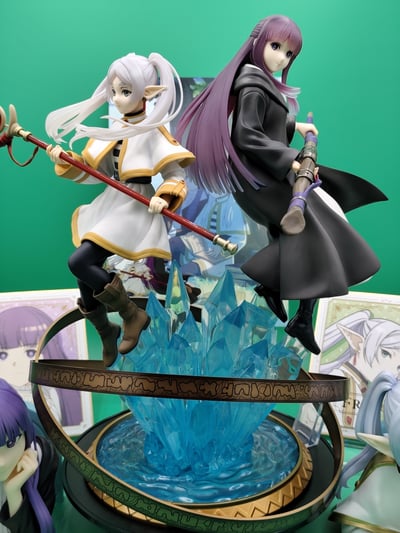 Ein wunderschönes"Goldstück"für die Sammlung  · Frieren & Fern Set – Anime Anniversary Edition (Design Coco / Madhouse)