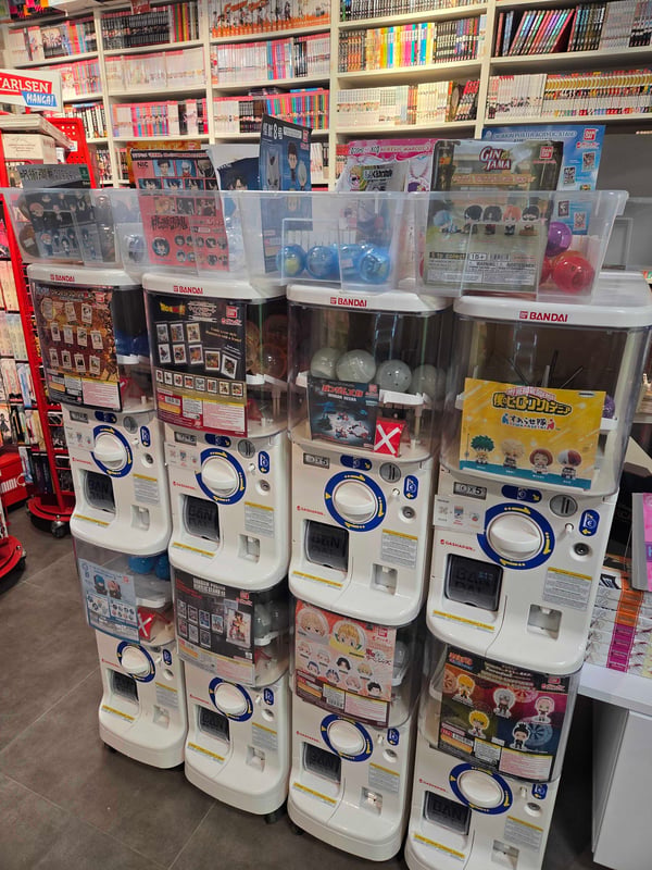 Versuch dein Glück an unseren Gashapon-Automaten!