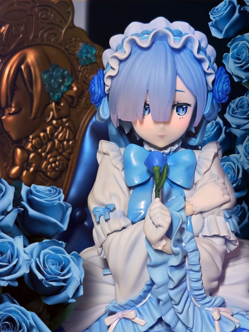 Gothic Rem sorrounded by flowers 💙