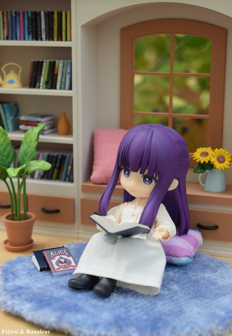 Fern is completely lost in her book, enjoying a quiet little moment! (⸝⸝ᵕᴗᵕ⸝⸝)♡