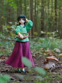 Maomao im Wald beim Kräuter sammeln.