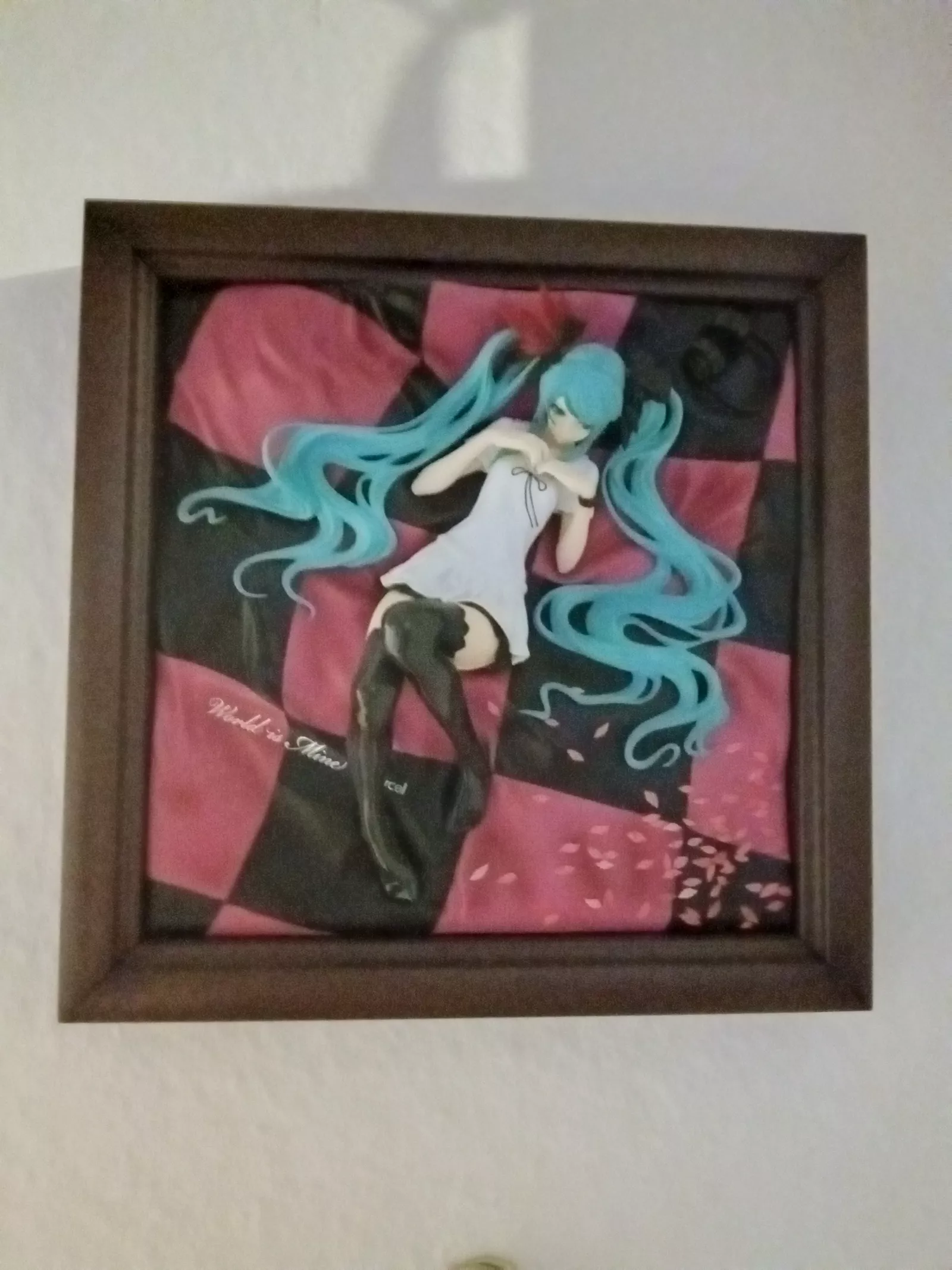 Ein Schmuckstück an der Wand